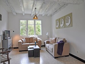 TV, fireplace - Pool Villa in Artigat Valley (Artigat)