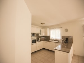 Mikrowelle, Ofen, Geschirrspüler, Hochstuhl