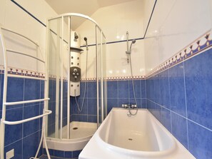 Shower - Family Escape in Dordogne (Saint Pompon)