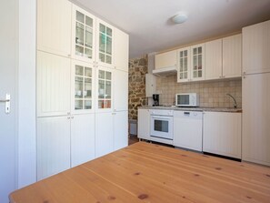 Micro-ondes, four, lave-vaisselle, chaise haute
