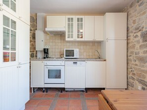 Micro-ondes, four, lave-vaisselle, chaise haute