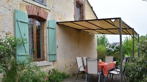 Outdoor dining - Cottage in an old remote farmhouse (Giroux)