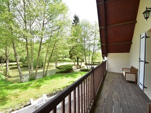 Property grounds - Charming holiday home with pool and pond (Faverolles-En-Berry)