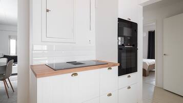 Jääkaappi, mikroaaltouuni, uuni, liesi