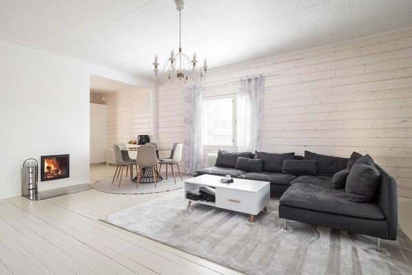 Smart TV, DVD player, music library, video library - City House (Jyväskylä)