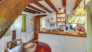 Een koelkast, een microgolfoven, een oven