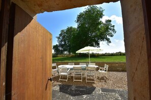 Outdoor dining - Mansion in Burgundy near Morvan Natural Park (Moussy)