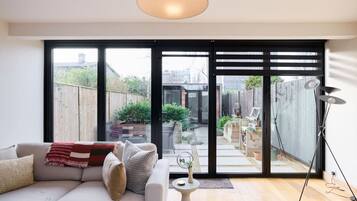 House (3 Bedrooms) | Exterior