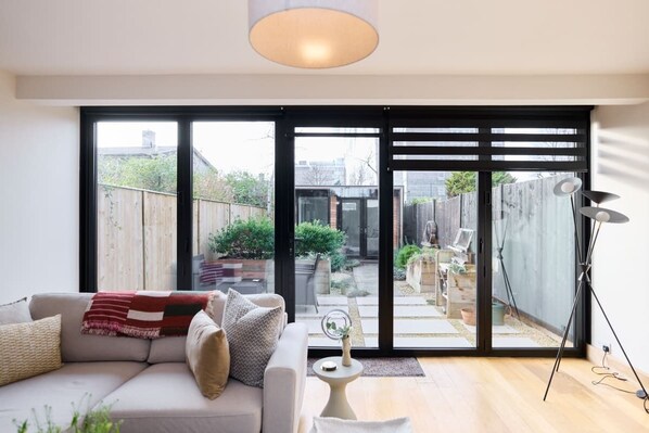 House (3 Bedrooms) | Exterior