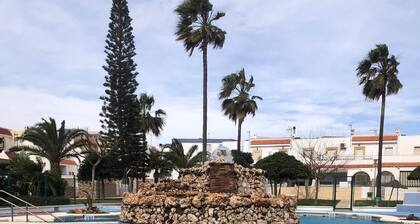 Charming 3-bedroom townhome with AC, WiFi in lovely Retamar