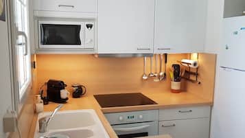 Een microgolfoven, een oven, een kookplaat, een vaatwasser