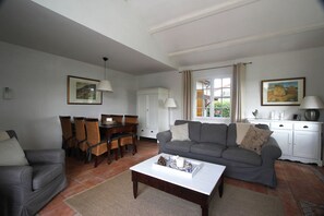 Living area - Villa with garden near beautiful golf course (Vasles)