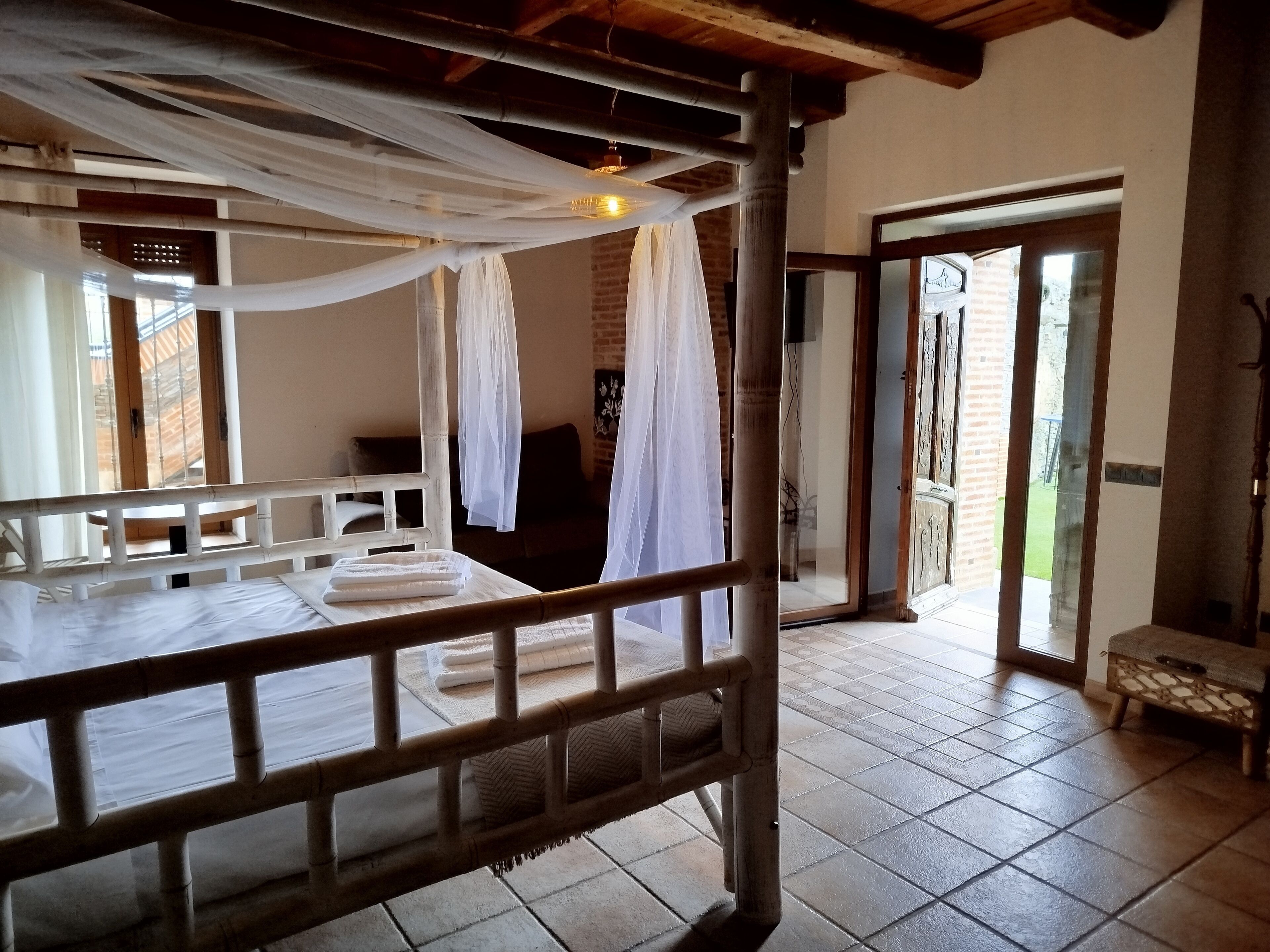 6 slaapkamers, een bureau, een strijkplank/strijkijzer, reisbedje