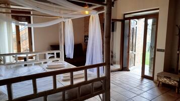 6 Schlafzimmer, Schreibtisch, Bügeleisen/Bügelbrett, Reisekinderbett