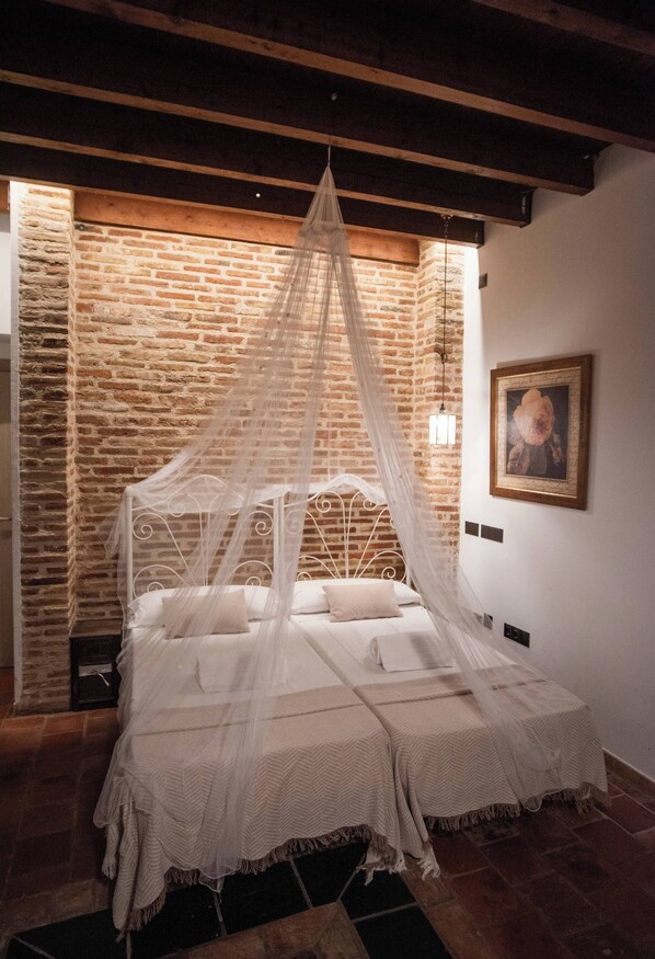 6 chambres, bureau, fer et planche à repasser, lit parapluie