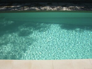A clear swimming pool with visible water clarity and a tiled edge. - Villa in Fayence with Pool and Garden (Fayence)