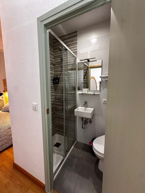 Double Room, City View | Bathroom | Hair dryer, towels, soap, shampoo - HOSTAL ATUAIREHOME BURGOS  (Burgos)
