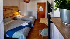 Triple Room, 3 Twin Beds, Private Bathroom - HOSTAL ATUAIREHOME BURGOS (Burgos)