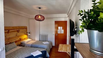 Triple Room, 3 Twin Beds, Private Bathroom | Desk, laptop workspace, free WiFi