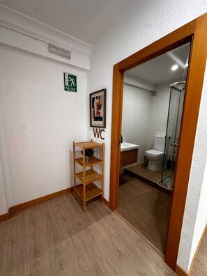 Double Room | Bathroom | Hair dryer, towels, soap, shampoo - HOSTAL ATUAIREHOME BURGOS  (Burgos)