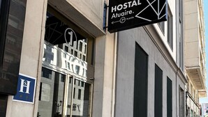 A building with a sign reading "HOSTAL Atuaire. PLANTA 7". - HOSTAL ATUAIREHOME BURGOS (Burgos)
