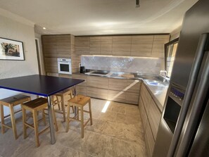 Refrigerador, microondas, horno y lavavajillas
