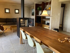 Téléviseur, foyer, table de ping-pong