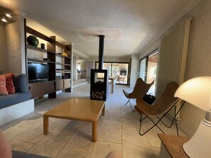 تلفزيون، مدفأة، تنس طاولة