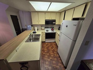 Réfrigérateur, micro-ondes, plaque de cuisson, lave-vaisselle