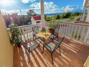 Outdoor dining - Apartment in Dramalj by the Seafront (Dramalj)