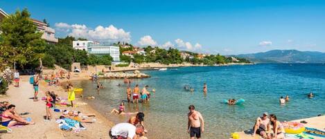 Una spiaggia nelle vicinanze