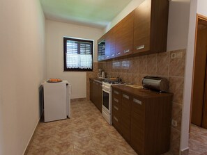 Fridge, oven, stovetop, coffee/tea maker