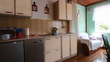 Jääkaappi, uuni, kahvin-/teenkeitin