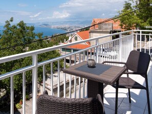 Outdoor dining - Holiday Home in Podstrana near Beach (Podstrana)