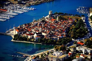 An aerial view of a historic town with a central fortress, surrounded by a marina with numerous boats. - Apartment in Arbanija with Terrace (Trogir - Arbanija)