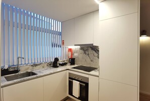 Een koelkast, een microgolfoven, een oven, een kookplaat