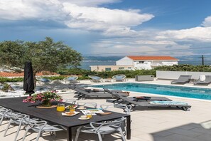Pool - Apartment in Slatine near the Sea beach (Slatine)
