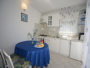 Fridge, oven, stovetop, coffee/tea maker - Apartment in Vinisce 100m from the Sea (Vinisce)