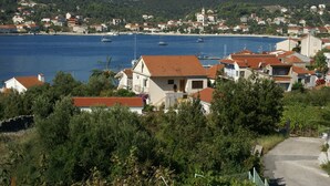 A coastal village with houses, a marina, and a clear view of the sea. - Apartment in Vinisce 100m from the Sea (Vinisce)