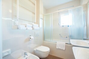 Dusche, Haartrockner, Bidet