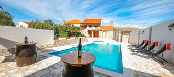 Villa in Poličnik with Pool near Zadar