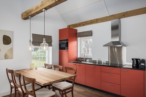 Fridge, microwave, stovetop, dishwasher - Villa in Someren near Somerense Heide (Someren)