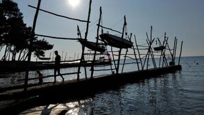 A wooden dock extending into calm water with a clear sky. - Spacious Holiday Home in Verteneglio (Brtonigla)