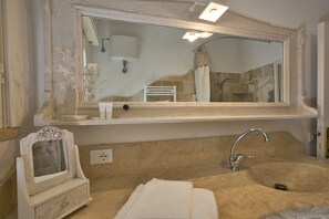 Shower - Haven Near Tuscan Beaches (Castagneto Carducci)