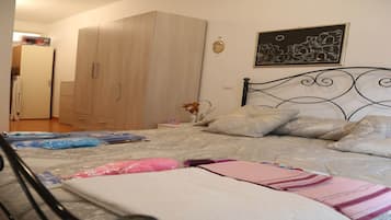 2 bedrooms, iron/ironing board, WiFi