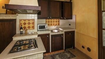 Frigorifero, microonde, forno, piano cottura