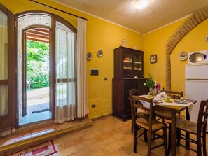 Kühlschrank, Mikrowelle, Wasserkocher mit Kaffee-/Teezubehör, Esstisch