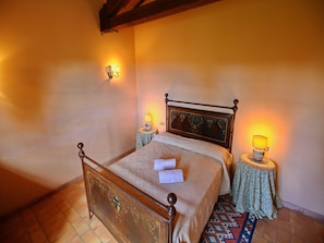 Room - Farmhouse in Todi with Pool & Theater Nearby (Todi)