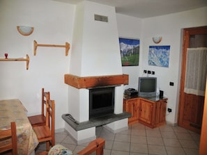 TV, fireplace - Apartment in Antey-Saint-André near Ski Area (Antey-Saint-Andrè)