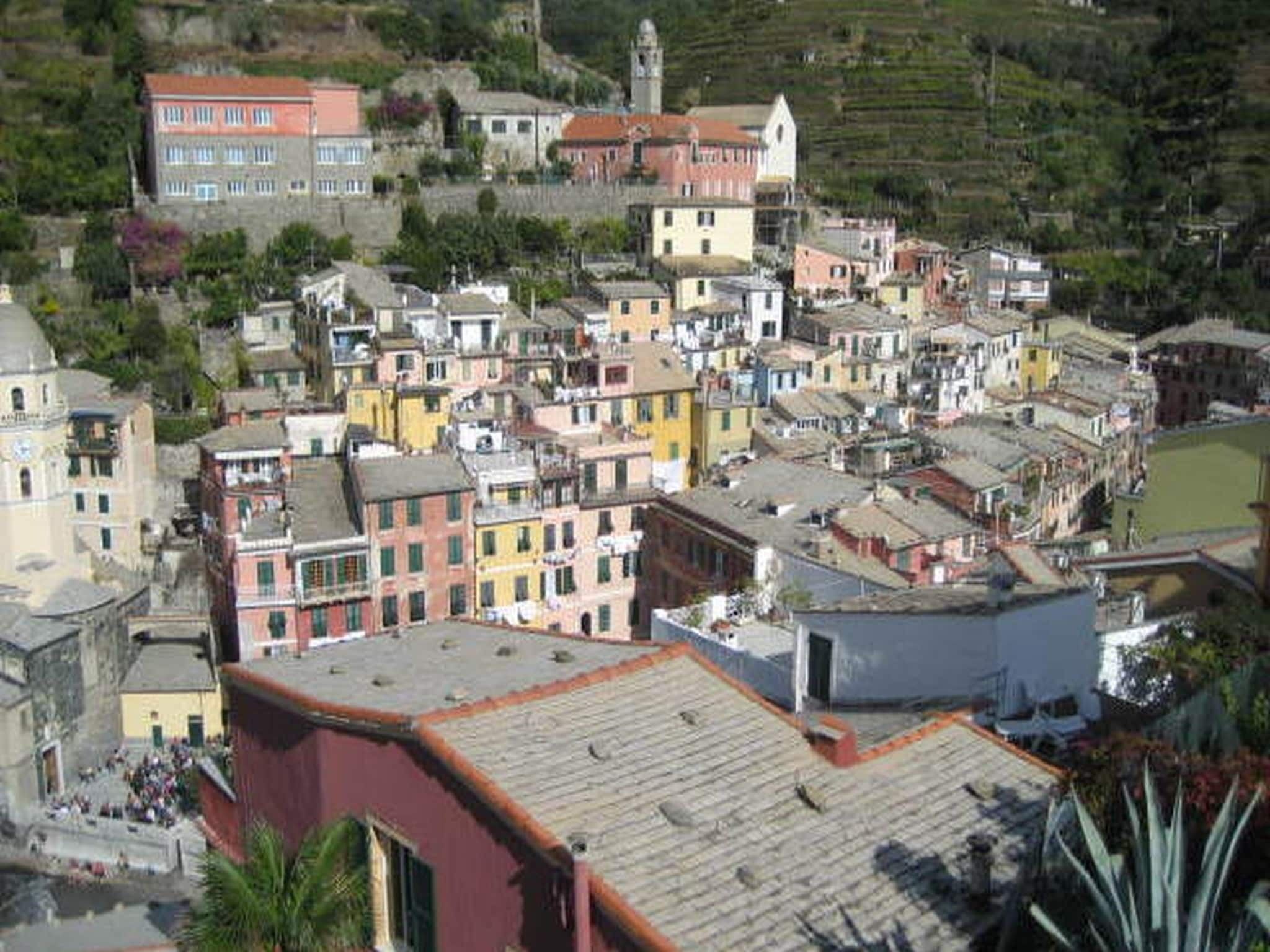 Une zone urbaine densément peuplée, avec des immeubles à plusieurs étages construits très près les uns des autres, dont certains sont dotés de balcons apparents.